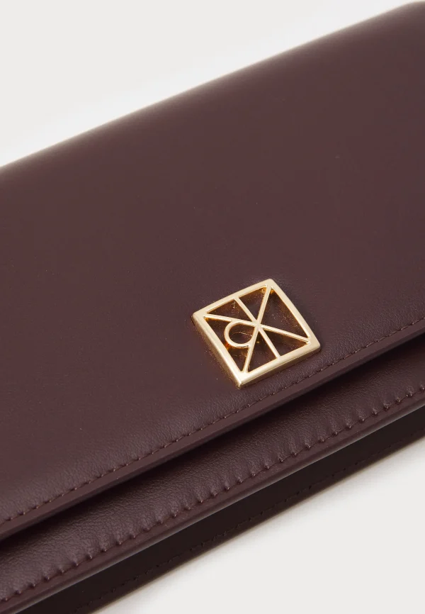 Calvin Klein Emblem Μεγάλο Δερμάτινο Γυναικείο Πορτοφόλι-LV04F1098-Burgundy/Μπορντό