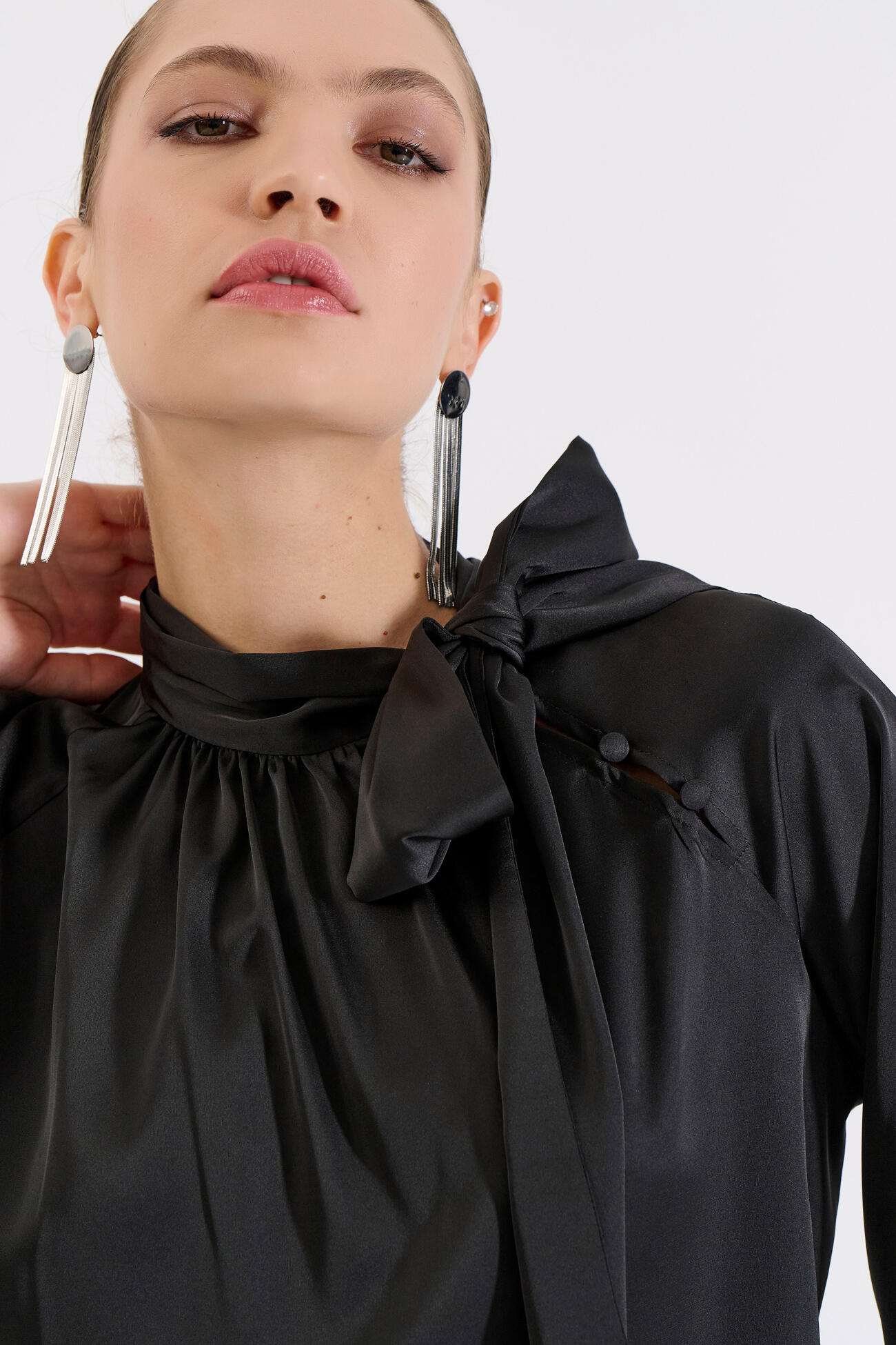 Bill Cost Σατέν Μπλούζα με Δέσιμο Φιόγκο στη Λαιμόκοψη-10-050487-0-Black/Μαύρο Bill Cost Σατέν Μπλούζα με Δέσιμο Φιόγκο στη Λαιμόκοψη-10-050487-0-Black/Μαύρο