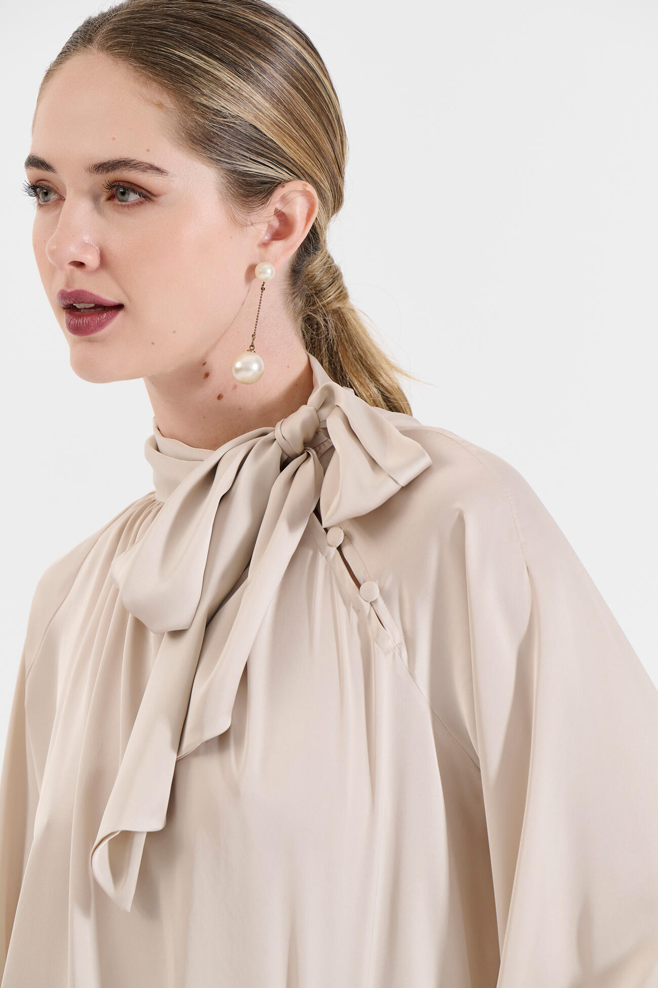 Bill Cost Σατέν Μπλούζα με Δέσιμο Φιόγκο στη Λαιμόκοψη-10-050487-0-Vanilla/Βανίλια Bill Cost Σατέν Μπλούζα με Δέσιμο Φιόγκο στη Λαιμόκοψη-10-050487-0-Vanilla/Βανίλια