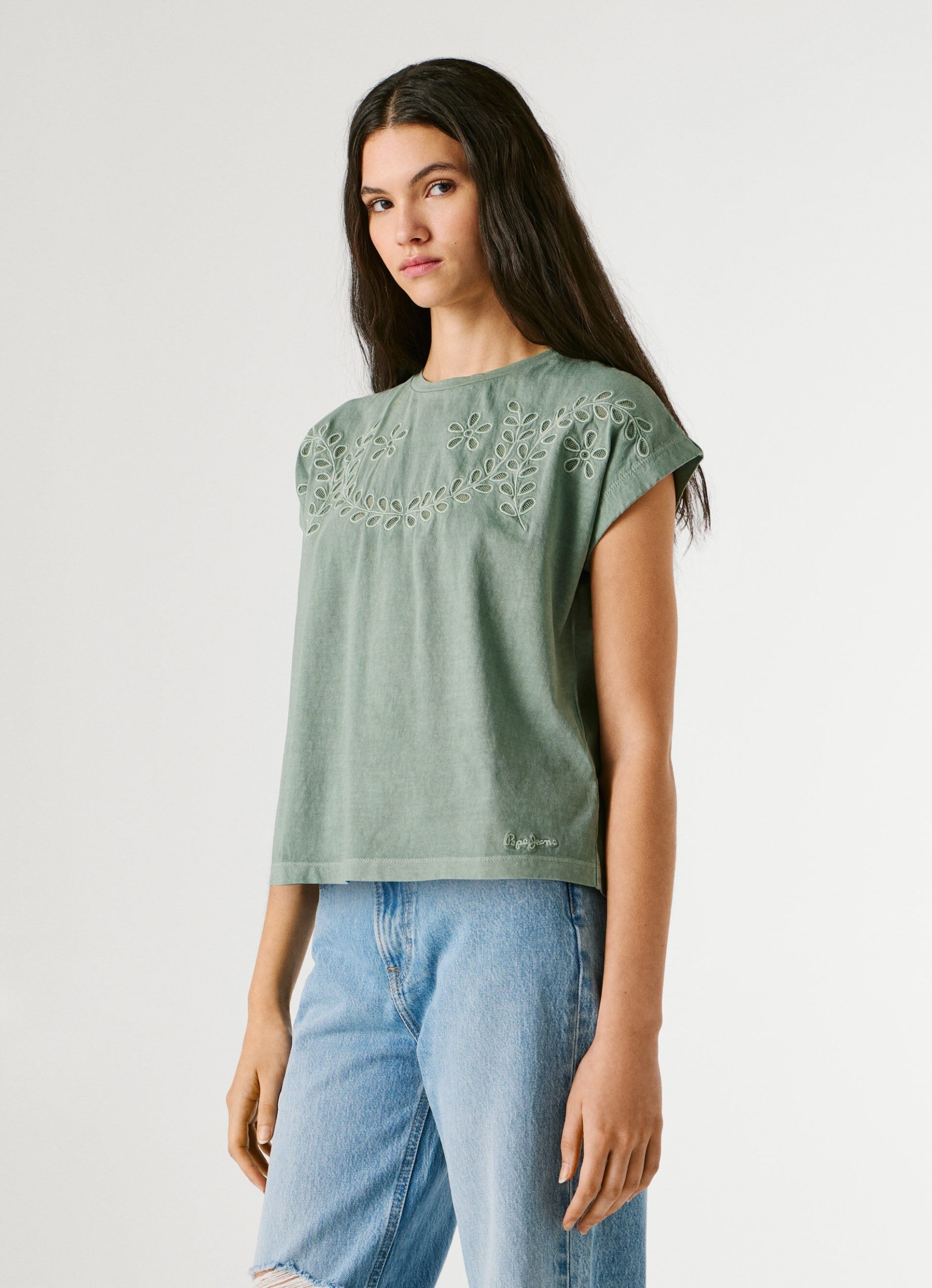 Pepe Jeans Mπλουζάκι Με Ανοιχτόχρωμες Φλοράλ Λεπτομέρειες PL5000137-610-Green/Πράσινο Pepe Jeans Mπλουζάκι Με Ανοιχτόχρωμες Φλοράλ Λεπτομέρειες PL5000137-610-Green/Πράσινο