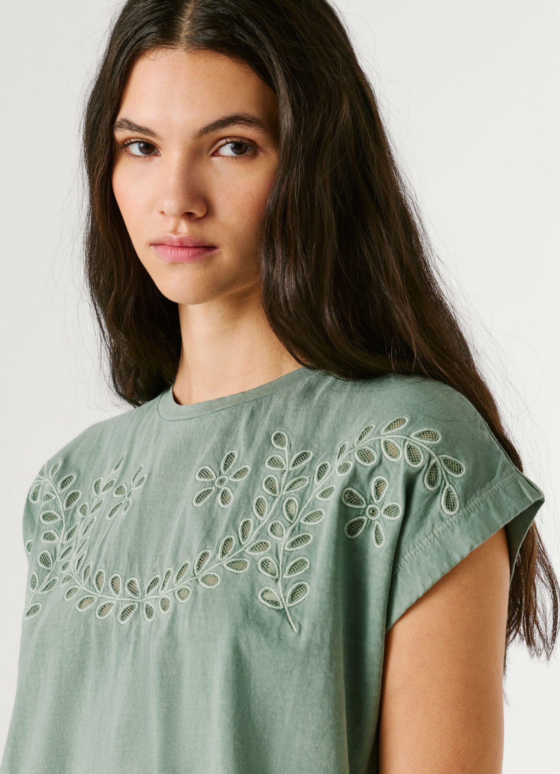 Pepe Jeans Mπλουζάκι Με Ανοιχτόχρωμες Φλοράλ Λεπτομέρειες PL5000137-610-Green/Πράσινο Pepe Jeans Mπλουζάκι Με Ανοιχτόχρωμες Φλοράλ Λεπτομέρειες PL5000137-610-Green/Πράσινο