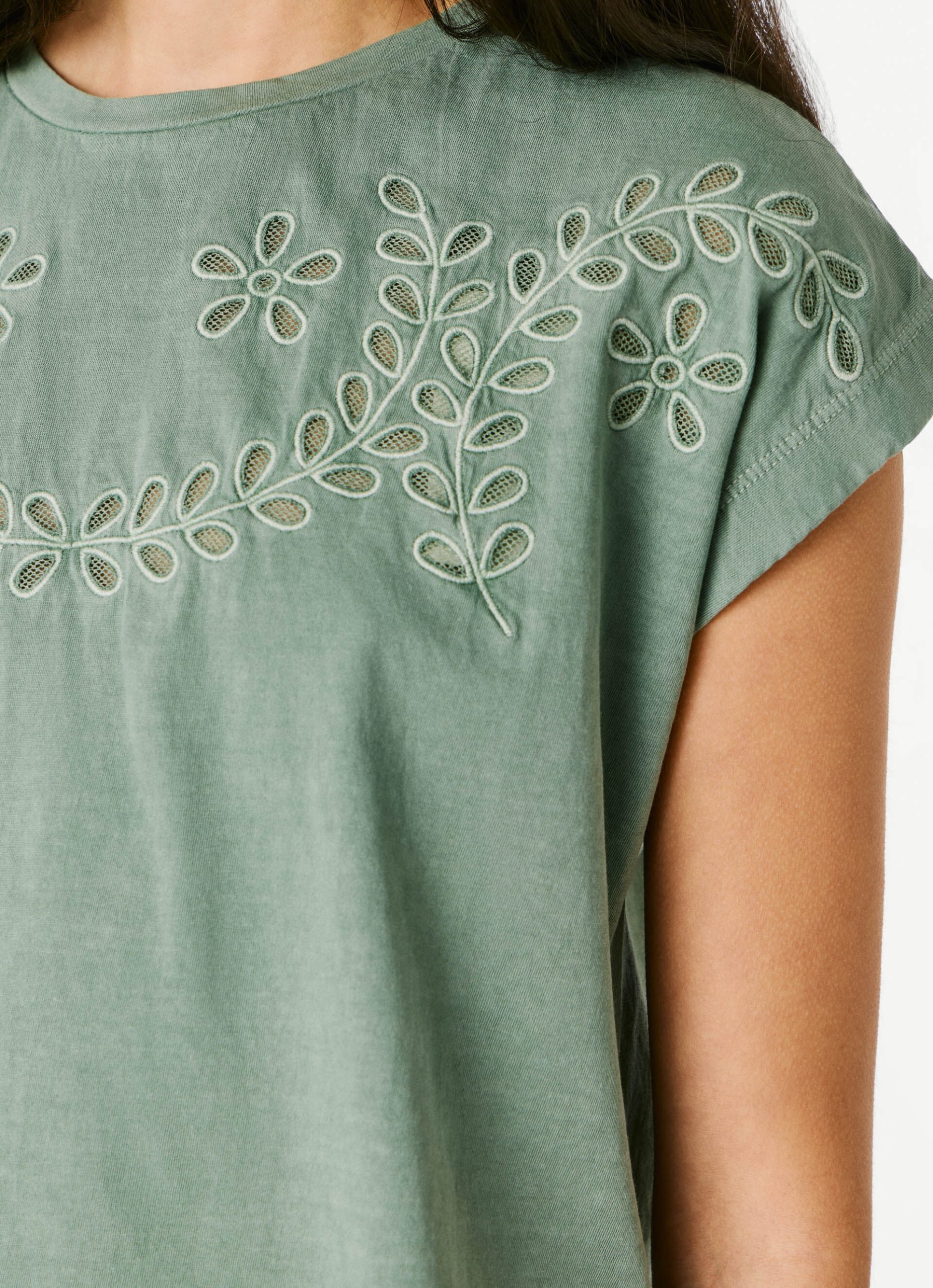 Pepe Jeans Mπλουζάκι Με Ανοιχτόχρωμες Φλοράλ Λεπτομέρειες PL5000137-610-Green/Πράσινο Pepe Jeans Mπλουζάκι Με Ανοιχτόχρωμες Φλοράλ Λεπτομέρειες PL5000137-610-Green/Πράσινο